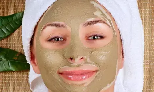 अगर आप भी अपनी स्किन को रखना चाहते हैं ग्लोई और क्लियर, तो मुल्तानी मिट्टी का करें इस्तेमाल, जानें इसके फायदे