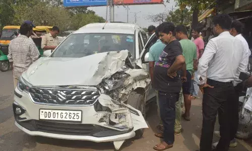 कोलगवां थाना अंतर्गत रीवा रोड पर बेकाबू कार ने टू-व्हीलर और इनोवा को मारी टक्कर