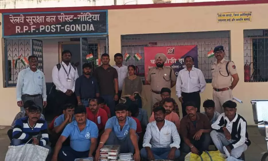 अबतक कार्रवाई में ट्रेनों से अवैध वेन्डरों के साथ किन्नरों की भी हुई धरपकड़ अबतक कार्रवाई में ट्रेनों से अवैध वेन्डरों के साथ किन्नरों की भी हुई धरपकड़