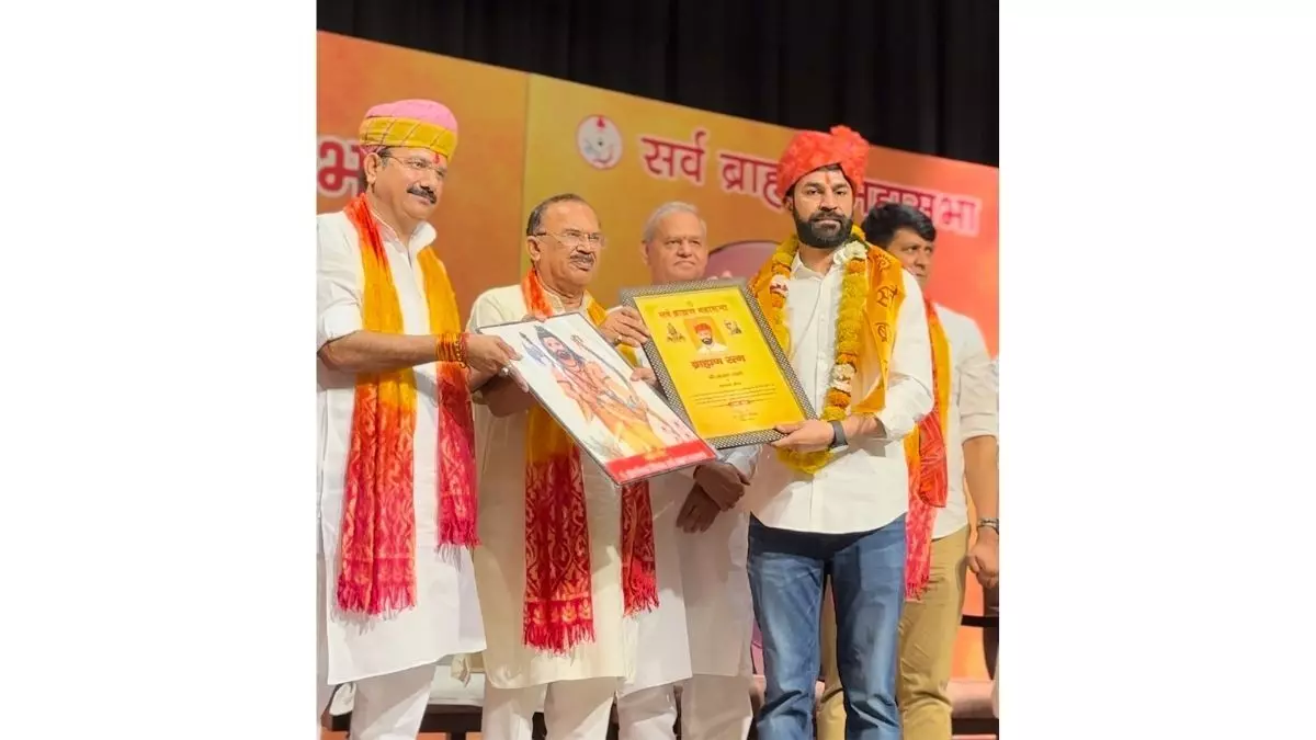 पार्षद पंडित करण शर्मा को समाज सेवा में उल्लेखनीय कार्य करने पर किया सम्मानित। पार्षद पंडित करण शर्मा को समाज सेवा में उल्लेखनीय कार्य करने पर किया सम्मानित।
