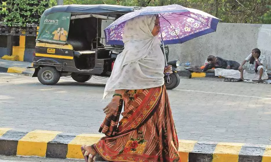 उमस ने किया बेहाल, गर्म हवा के थपेड़ों से हो रही है परेशानी उमस ने किया बेहाल, गर्म हवा के थपेड़ों से हो रही है परेशानी