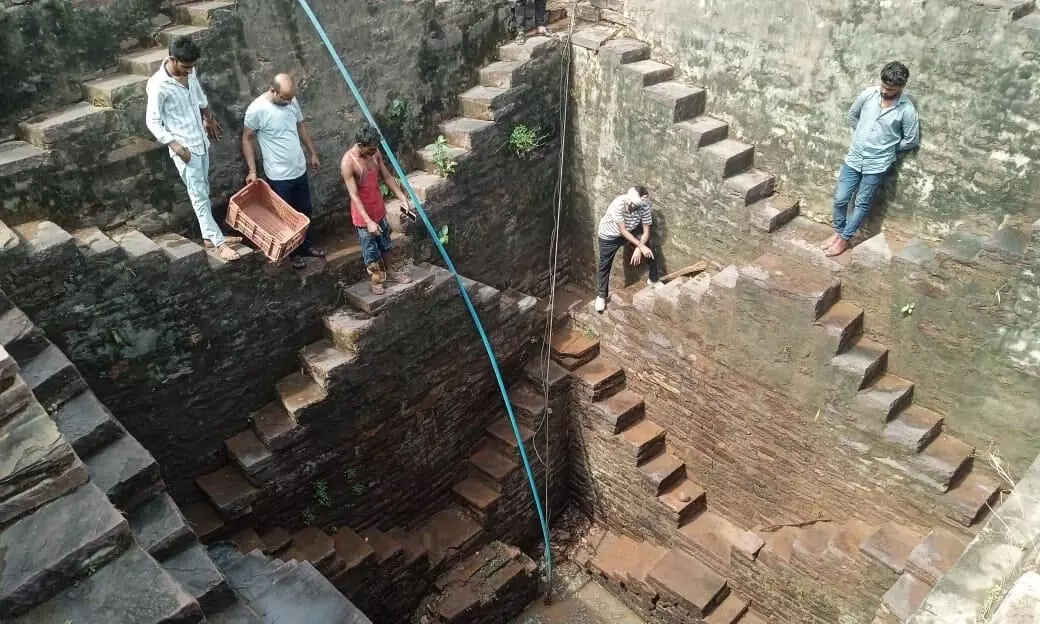 जल गंगा संवर्धन अभियान के तहत 275 वर्ष पुरानी बावड़ी हुई साफ-सफाई जल गंगा संवर्धन अभियान के तहत 275 वर्ष पुरानी बावड़ी हुई साफ-सफाई
