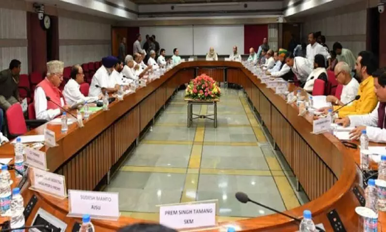 सभी दलों के चुनिंदा सांसदों को भेजा जाएगा विदेश, ओवैसी और थरूर के नाम हो सकते हैं शामिल सभी दलों के चुनिंदा सांसदों को भेजा जाएगा विदेश, ओवैसी और थरूर के नाम हो सकते हैं शामिल