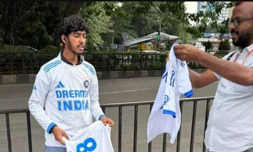 आसमान छू रही 18 नंबर जर्सी की बिक्री, फैंस कर रहे कोहली को खास ट्रीब्यूट देने की तैयारी आसमान छू रही 18 नंबर जर्सी की बिक्री, फैंस कर रहे कोहली को खास ट्रीब्यूट देने की तैयारी