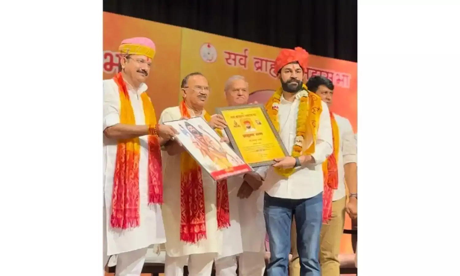 पार्षद पंडित करण शर्मा को समाज सेवा में उल्लेखनीय कार्य करने पर किया सम्मानित।