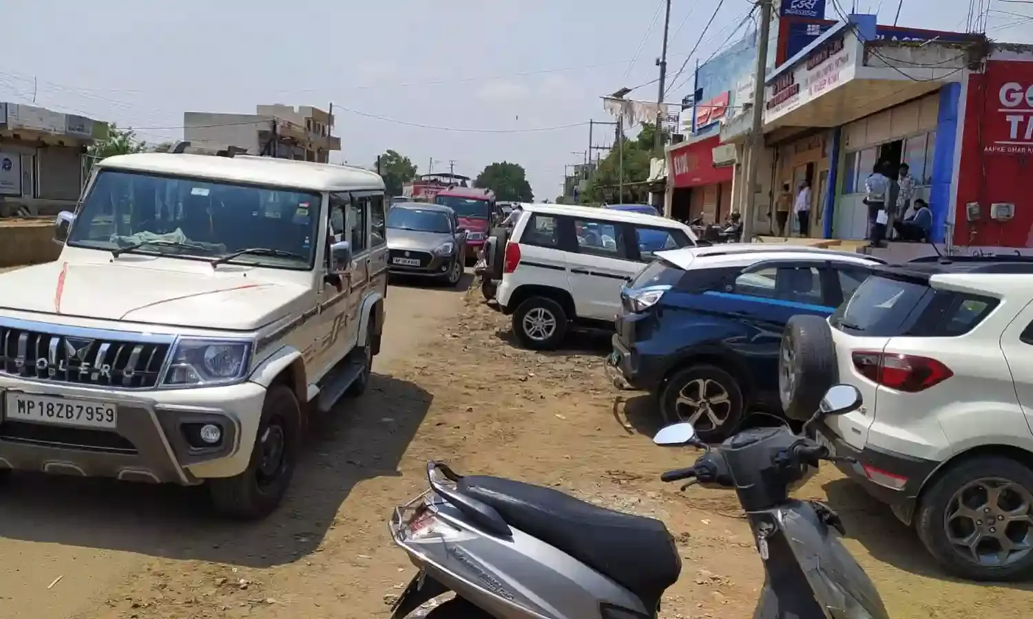 निर्माण पूरा हुआ नहीं और मॉडल रोड में लगने लगा जाम