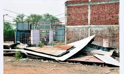 कठौंदा पटाखा बाजार से 10 अवैध दुकानें हटाईं कठौंदा पटाखा बाजार से 10 अवैध दुकानें हटाईं