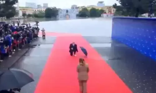 अल्बानिया के प्रधानमंत्री ने घुटनों पर बैठकर जॉर्जिया मेलोनी का किया स्वागत, पहली बार नहीं पहले भी कर चुके हैं ऐसा, वायरल हुआ वीडियो