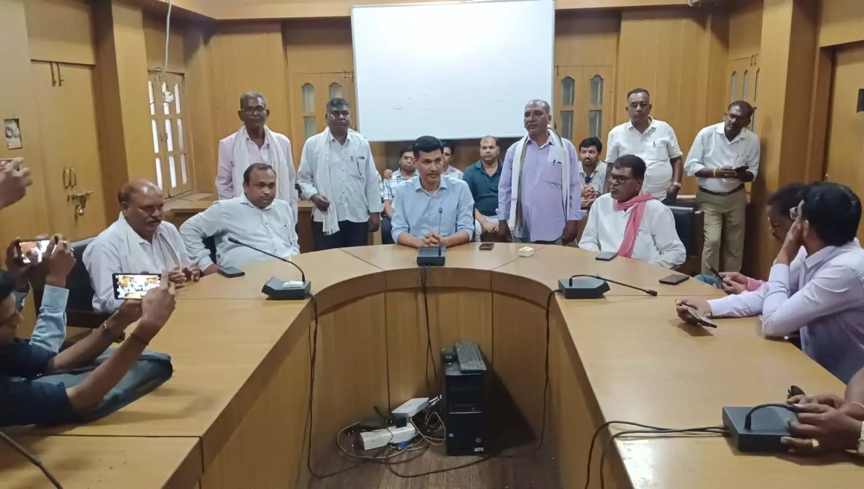 छह संस्थाओं से वसूले 1 करोड़ 31 लाख, फिर भी मूल राशि नहीं की माफ छह संस्थाओं से वसूले 1 करोड़ 31 लाख, फिर भी मूल राशि नहीं की माफ