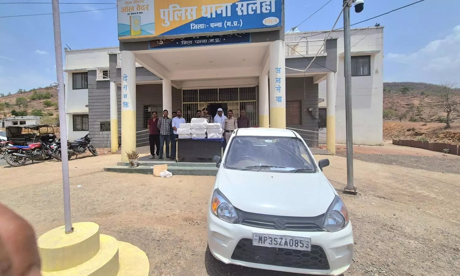 पुलिस ने अवैध रूप से रखी पाई गई पांच सौ क्वार्टर शराब की जप्त, सलेहा थाना पुलिस की कार्यवाही पुलिस ने अवैध रूप से रखी पाई गई पांच सौ क्वार्टर शराब की जप्त, सलेहा थाना पुलिस की कार्यवाही