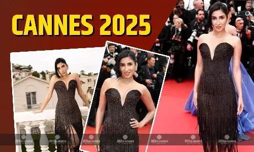 पारुल गुलाटी ने रेड कार्पेट डेब्यू से मचाया धमाल, बालों से बनी ड्रेस पहन पहुंची कान्स, तस्वीरें देख कर हैरान फैंस