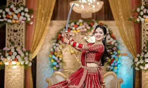 स्टेज पर दुल्हन ने दिखाई तलवारबाजी, जडेजा परिवार की शादी में दिखी अनोखी परम्परा स्टेज पर दुल्हन ने दिखाई तलवारबाजी, जडेजा परिवार की शादी में दिखी अनोखी परम्परा