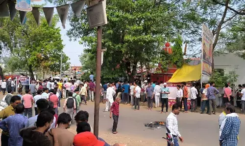 केवलारी में दो युवकों की हत्या के बाद भड़की हिंसा केवलारी में दो युवकों की हत्या के बाद भड़की हिंसा