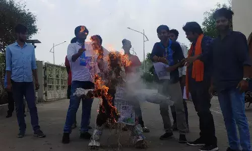 NSUI ने MCU में किया प्रदर्शन, डिप्टी सीएम जगदीश देवड़ा और मंत्री विजय शाह का जलाया पुतला