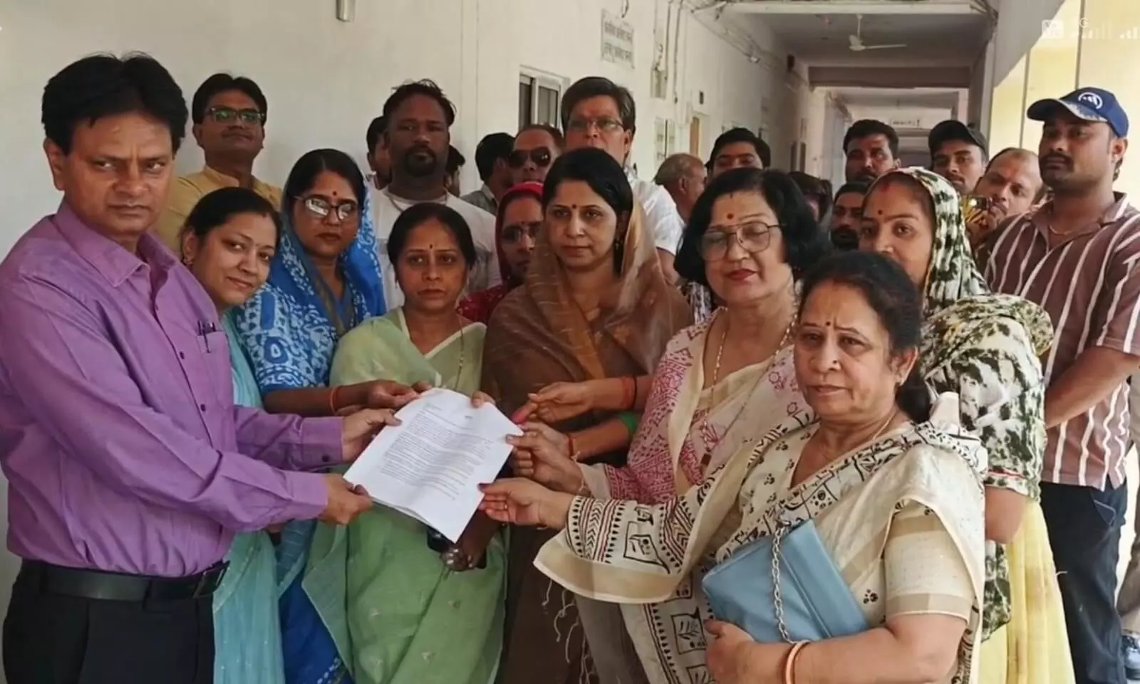 लव जिहाद के बढते मामलों पर आक्रोशित हुआ सकल हिन्दू समाज, मुख्यमंत्री के नाम सौंपा ज्ञापन लव जिहाद के बढते मामलों पर आक्रोशित हुआ सकल हिन्दू समाज, मुख्यमंत्री के नाम सौंपा ज्ञापन