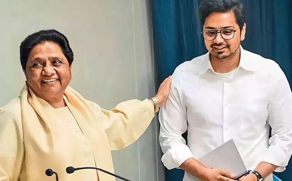 बसपा चीफ मायावती के भांजे आकाश आनंद की हुई शानदार वापसी, दिल्ली की बैठक में हुई बड़ी घोषणा बसपा चीफ मायावती के भांजे आकाश आनंद की हुई शानदार वापसी, दिल्ली की बैठक में हुई बड़ी घोषणा