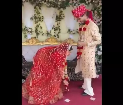 जयमाल के वक्त दूल्हे का पैर छूना चाह रही थी दुल्हन, फिर ऐसा हुआ कि लोग देखकर अपनी हंसी को नहीं कर पाएं कंट्रोल जयमाल के वक्त दूल्हे का पैर छूना चाह रही थी दुल्हन, फिर ऐसा हुआ कि लोग देखकर अपनी हंसी को नहीं कर पाएं कंट्रोल