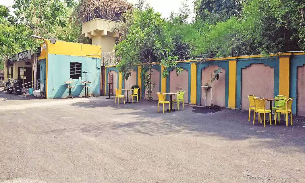 अव्यवस्था का आलाम - भीषण धूप में खुले आसमान के नीचे घंटों खड़े रहने मजबूर मुसाफिर अव्यवस्था का आलाम - भीषण धूप में खुले आसमान के नीचे घंटों खड़े रहने मजबूर मुसाफिर