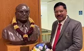 चीफ जस्टिस भूषण गवई ने चैत्यभूमि में वरिष्ठ अधिकारियों के नहीं पहुंचने पर नाराजगी जताई चीफ जस्टिस भूषण गवई ने चैत्यभूमि में वरिष्ठ अधिकारियों के नहीं पहुंचने पर नाराजगी जताई