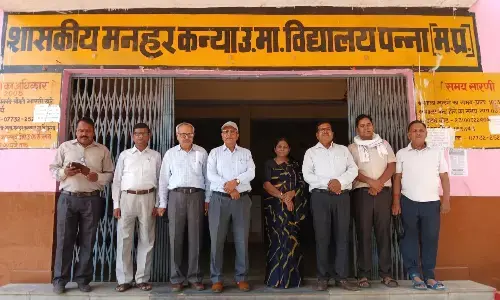 महाविद्यालय में प्रवेश के लिए विद्यालय में किया गया सम्पर्क