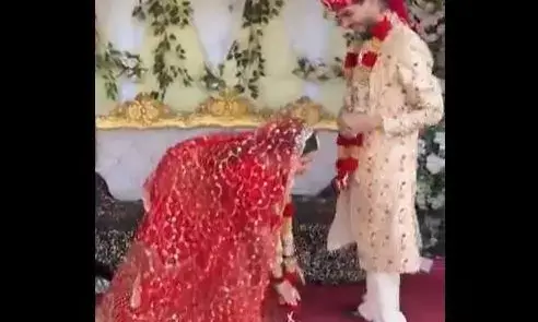 जयमाल के वक्त दूल्हे का पैर छूना चाह रही थी दुल्हन, फिर ऐसा हुआ कि लोग देखकर अपनी हंसी को नहीं कर पाएं कंट्रोल