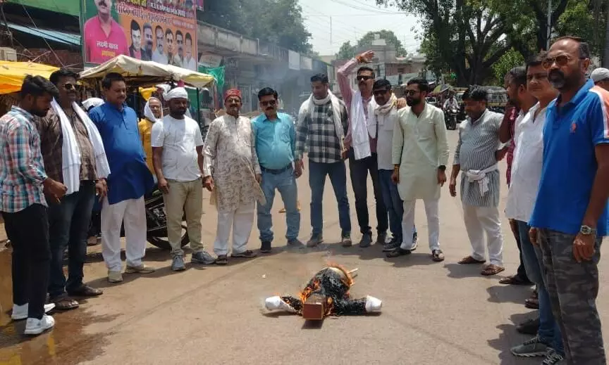 भारतीय सेना के अपमान के विरोध में कांग्रेस का प्रदर्शन, मंत्री विजय शाह व उपमुख्यमंत्री जगदीश देवड़ा का पुतला दहन भारतीय सेना के अपमान के विरोध में कांग्रेस का प्रदर्शन, मंत्री विजय शाह व उपमुख्यमंत्री जगदीश देवड़ा का पुतला दहन