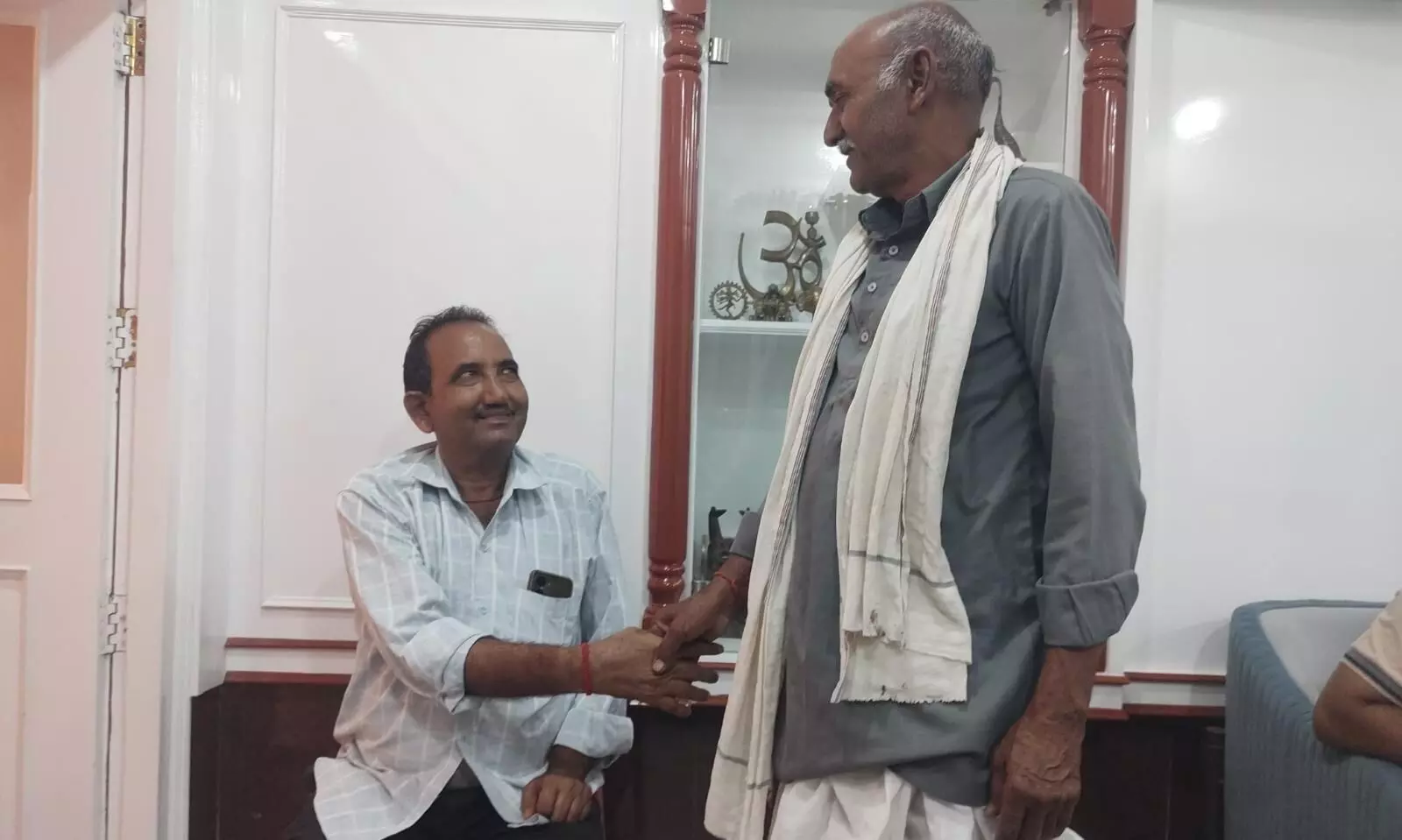 ७० वर्षीय बृजलाल नि:स्वार्थ भाव से करते हैं लोगों का दर्द दूर, जोडों का दर्द हांथ लगाते ही हो जाता है गायब ७० वर्षीय बृजलाल नि:स्वार्थ भाव से करते हैं लोगों का दर्द दूर, जोडों का दर्द हांथ लगाते ही हो जाता है गायब