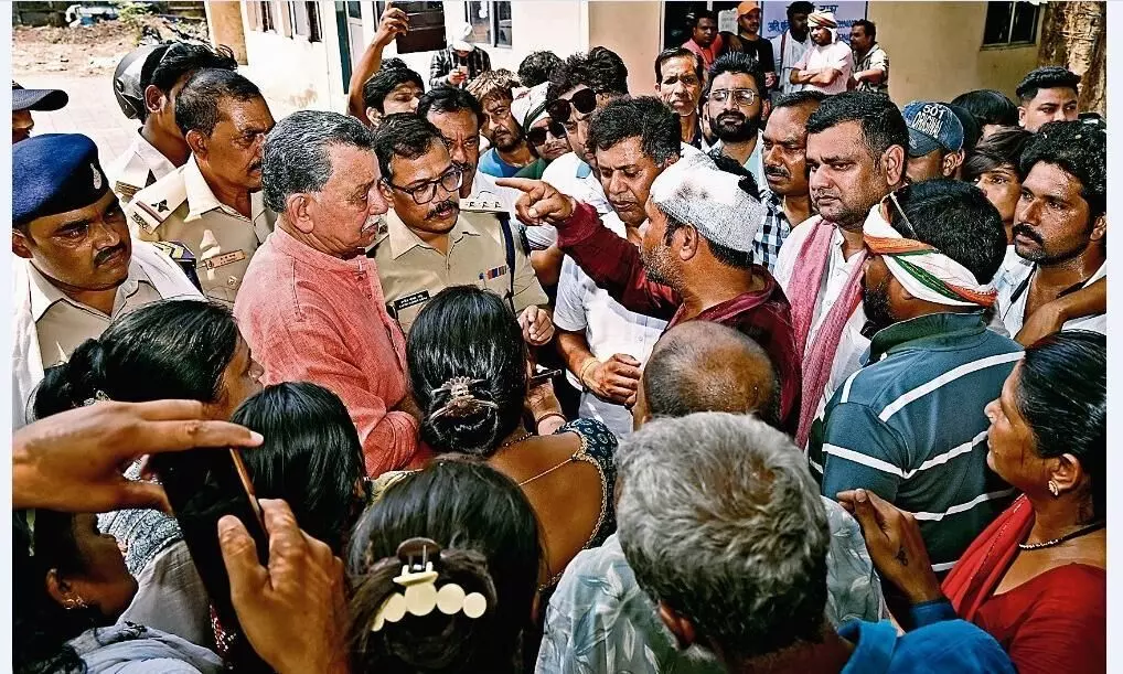 बदमाशों ने किया हमला, थाने में भी हुई पिटाई, युवक की मौत बदमाशों ने किया हमला, थाने में भी हुई पिटाई, युवक की मौत