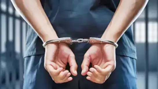 वायुसेना की वर्दी पहनकर खुद को जवान बताने वाला युवक गिरफ्तार वायुसेना की वर्दी पहनकर खुद को जवान बताने वाला युवक गिरफ्तार