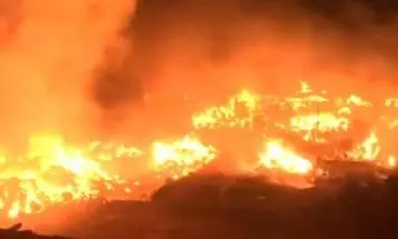 उत्तर प्रदेश के मुरादाबाद में कपड़ों के गोदाम में लगी भीषण आग, फायर ब्रिगेड की टीम भी मौके पर मौजूद उत्तर प्रदेश के मुरादाबाद में कपड़ों के गोदाम में लगी भीषण आग, फायर ब्रिगेड की टीम भी मौके पर मौजूद