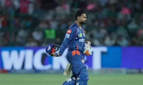 पंत के सस्ते में आउट होने से हताश हुए टीम के मालिक संजीव गोयनका, कैमरे में कैद हुआ रिएक्शन, सोशल मीडिया पर हो रहा वायरल पंत के सस्ते में आउट होने से हताश हुए टीम के मालिक संजीव गोयनका, कैमरे में कैद हुआ रिएक्शन, सोशल मीडिया पर हो रहा वायरल