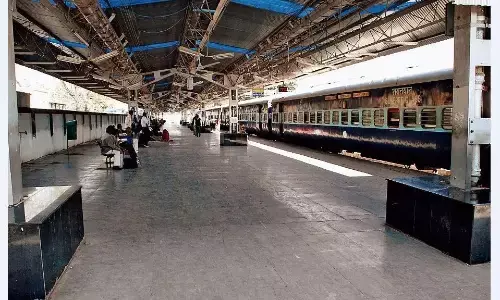 परिजन इटारसी में हलाकान होते रहे और बच्ची जबलपुर स्टेशन पर सिसकती रही परिजन इटारसी में हलाकान होते रहे और बच्ची जबलपुर स्टेशन पर सिसकती रही