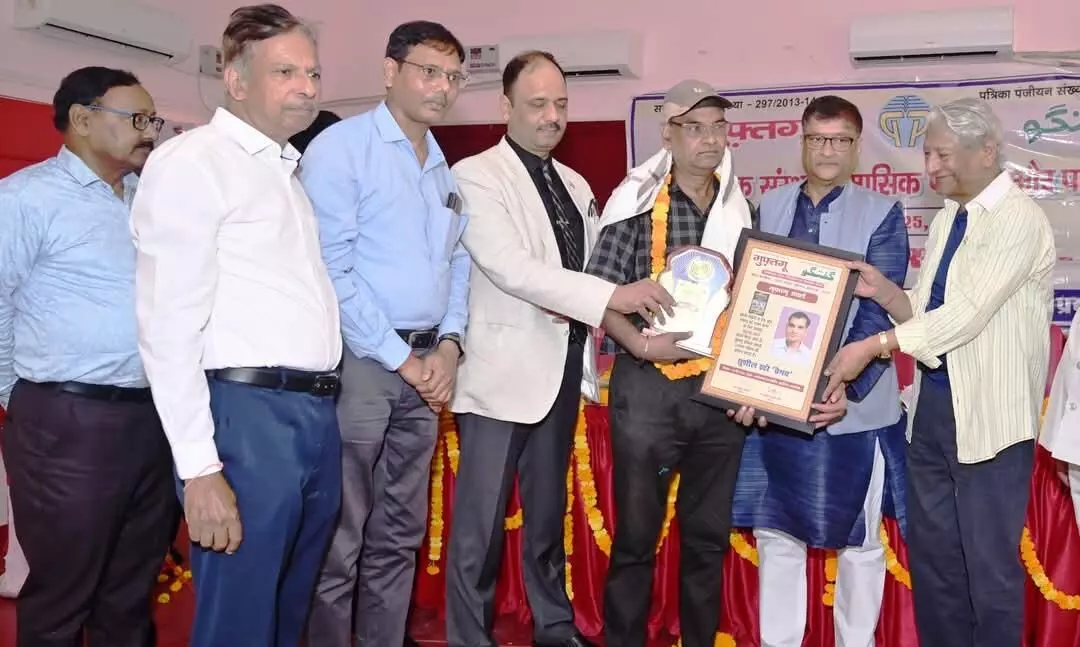 प्रयागराज में सुशील वैभव को मिला गुफ्तगू अवार्ड प्रयागराज में सुशील वैभव को मिला गुफ्तगू अवार्ड
