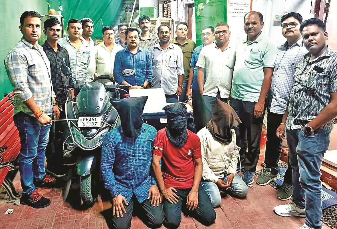होटल में पुलिस का छापा : मुंबई के दो एमडी तस्कर सहित 6 आरोपी गिरफ्तार होटल में पुलिस का छापा : मुंबई के दो एमडी तस्कर सहित 6 आरोपी गिरफ्तार