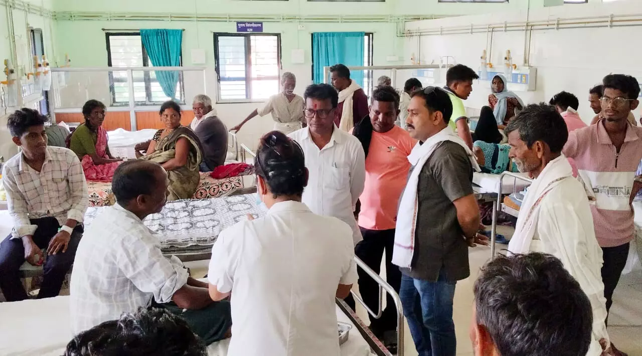 आंधी से गिरे आम का रस पीने से शिवनी (बु.) के 6 लोगों को विषबाधा आंधी से गिरे आम का रस पीने से शिवनी (बु.) के 6 लोगों को विषबाधा