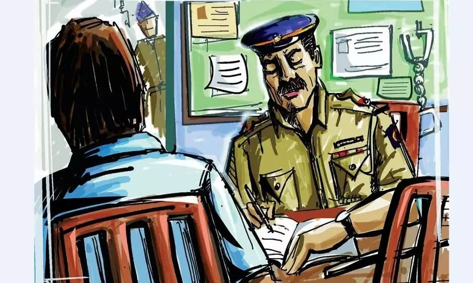 मुनाफे का लालच देकर बैंक के कर्मी ने लगाई 90 लाख की चपत मुनाफे का लालच देकर बैंक के कर्मी ने लगाई 90 लाख की चपत