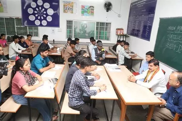 मुख्यमंत्री डॉ. यादव ने होल्कर साइंस कॉलेज के विद्यार्थियों से किया संवाद मुख्यमंत्री डॉ. यादव ने होल्कर साइंस कॉलेज के विद्यार्थियों से किया संवाद