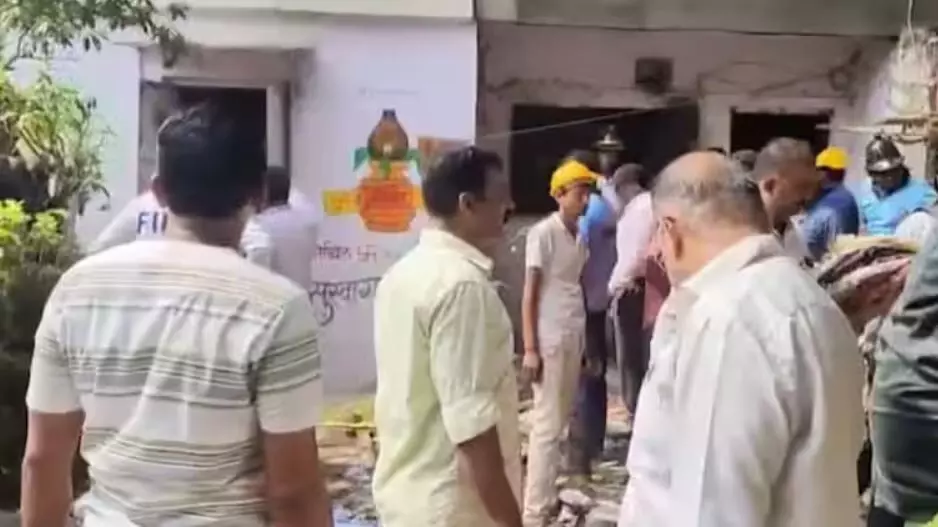 कल्याण में बिल्डिंग का स्लैब गिरने से 6 लोगों की मौत, 6 घायल, रेस्क्यू ऑपरेशन जारी कल्याण में बिल्डिंग का स्लैब गिरने से 6 लोगों की मौत, 6 घायल, रेस्क्यू ऑपरेशन जारी