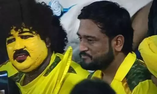 CSK-RR के बीच मुकाबले में दिखा माही का हमशक्ल, सोशल मीडिया पर वायरल हुई तस्वीर, हूबहू धोनी के जैसा लग रहा था फैन CSK-RR के बीच मुकाबले में दिखा माही का हमशक्ल, सोशल मीडिया पर वायरल हुई तस्वीर, हूबहू धोनी के जैसा लग रहा था फैन