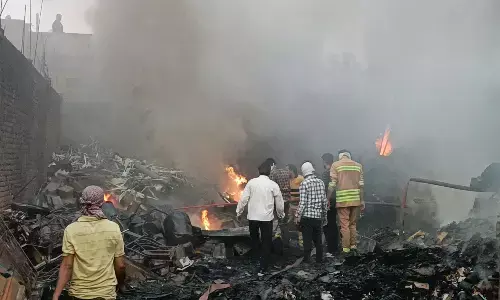 रिहायसी कॉलोनी में कबाड़ गोदाम से उठीं आग की लपटें