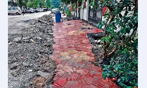 ये कैसा विकास, कहीं दो फीट तो कहीं रैम्प तक ही लगा दिए पेवर ब्लॉक, जिम्मेदार मौन ये कैसा विकास, कहीं दो फीट तो कहीं रैम्प तक ही लगा दिए पेवर ब्लॉक, जिम्मेदार मौन