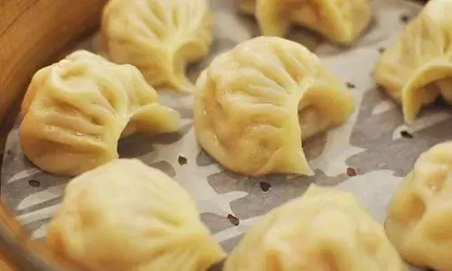 क्या आप भी मोमोज खाए बिन रह नहीं पाते? अगर हां तो हो जाएं सावधान, नहीं तो जा भी सकती है जान क्या आप भी मोमोज खाए बिन रह नहीं पाते? अगर हां तो हो जाएं सावधान, नहीं तो जा भी सकती है जान