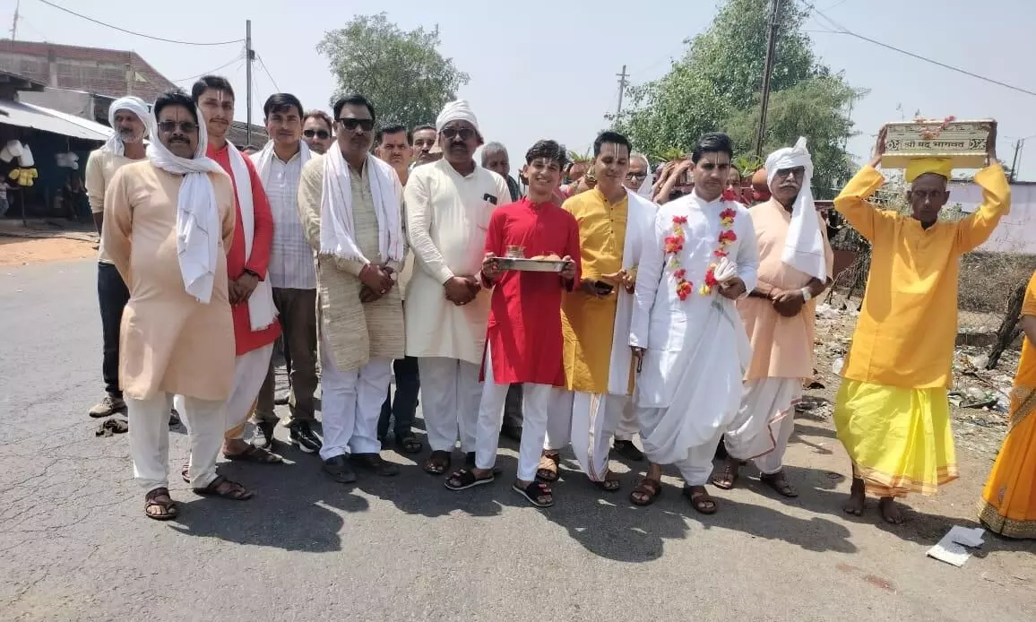 कलश यात्रा के साथ श्रीमद भागवत कथा का हुआ शुभारंभ कलश यात्रा के साथ श्रीमद भागवत कथा का हुआ शुभारंभ
