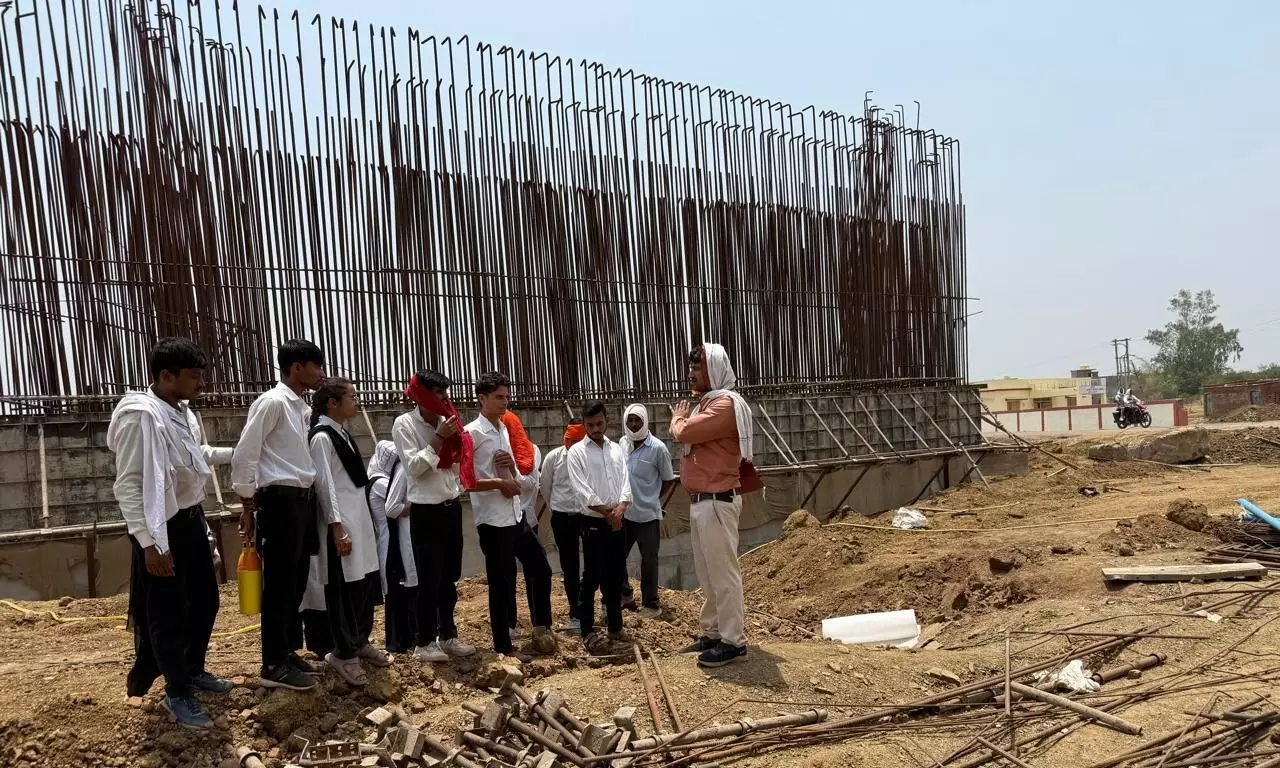 सिविल इंजीनियरिंग ब्रांच के विद्यार्थियों को कराया फील्ड विजिट सिविल इंजीनियरिंग ब्रांच के विद्यार्थियों को कराया फील्ड विजिट