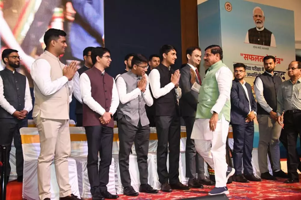 CM मोहन यादव ने UPSC परीक्षा में चयनित अभियार्थियों से किया संवाद, स्मृति चिह्न और भारतीय ज्ञान परंपरा पुस्तक देकर किया सम्मानित CM मोहन यादव ने UPSC परीक्षा में चयनित अभियार्थियों से किया संवाद, स्मृति चिह्न और भारतीय ज्ञान परंपरा पुस्तक देकर किया सम्मानित