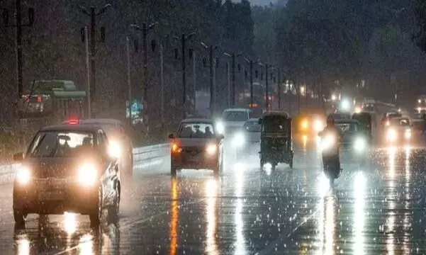 राजधानी दिल्ली में हुई मूसलाधार बारिश, तेज हवाओं के चलते कई पेड़ उखड़े, सड़कों पर गाड़ियों की रफ्तार पड़ी धीमी, लोगों को मिली गर्मी से राहत राजधानी दिल्ली में हुई मूसलाधार बारिश, तेज हवाओं के चलते कई पेड़ उखड़े, सड़कों पर गाड़ियों की रफ्तार पड़ी धीमी, लोगों को मिली गर्मी से राहत