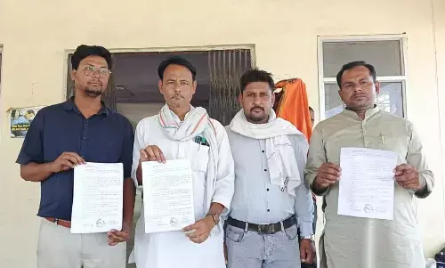 मिक्चर प्लांट के खिलाफ ग्रामीणों ने लगाई गुहार मिक्चर प्लांट के खिलाफ ग्रामीणों ने लगाई गुहार