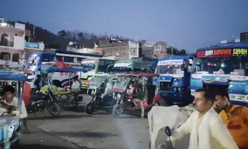 बस स्टैंड पर खड़ी खाली बसें बनीं समस्याएं, दुकानदार व यात्री परेशान बस स्टैंड पर खड़ी खाली बसें बनीं समस्याएं, दुकानदार व यात्री परेशान