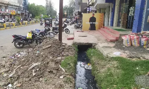 नाले-नालियों के ऊपर तनी दुकानें व घर, कैसे हो साफ-सफाई नाले-नालियों के ऊपर तनी दुकानें व घर, कैसे हो साफ-सफाई