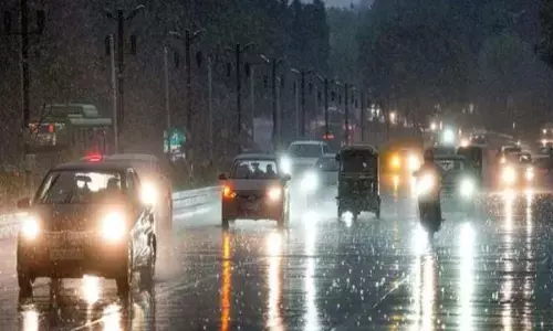 राजधानी दिल्ली में हुई मूसलाधार बारिश, तेज हवाओं के चलते कई पेड़ उखड़े, सड़कों पर गाड़ियों की रफ्तार पड़ी धीमी, लोगों को मिली गर्मी से राहत राजधानी दिल्ली में हुई मूसलाधार बारिश, तेज हवाओं के चलते कई पेड़ उखड़े, सड़कों पर गाड़ियों की रफ्तार पड़ी धीमी, लोगों को मिली गर्मी से राहत